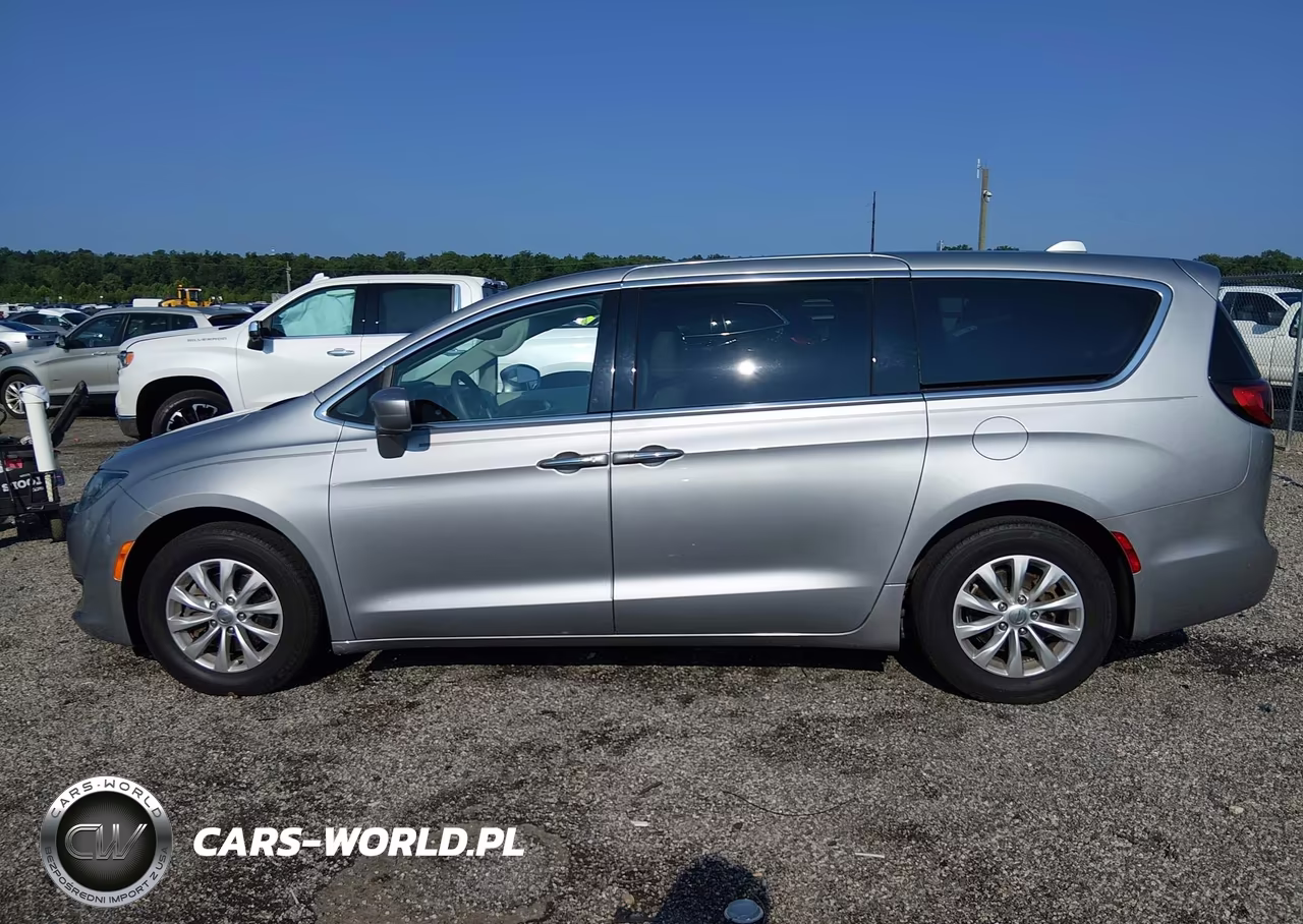 2018 Chrysler Pacifica Touring Plus VIN:2C4RC1FG1JR163420 - 14