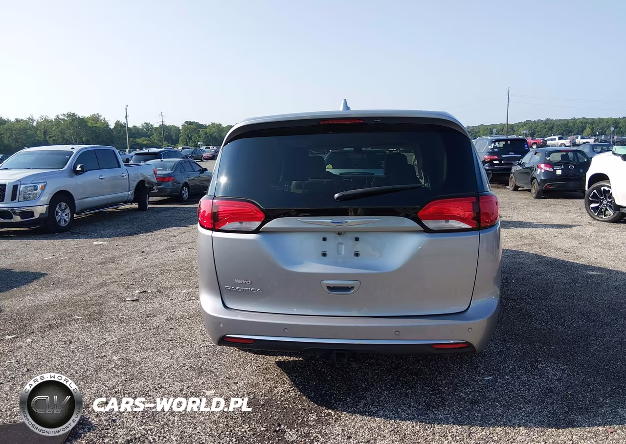 2018 Chrysler Pacifica Touring Plus VIN:2C4RC1FG1JR163420 - 16