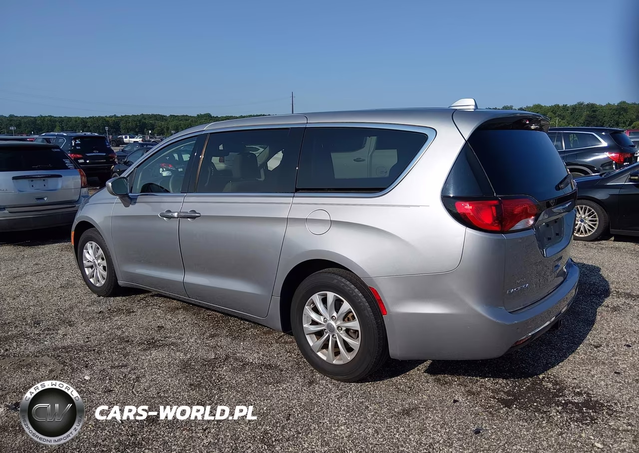 2018 Chrysler Pacifica Touring Plus VIN:2C4RC1FG1JR163420 - 3