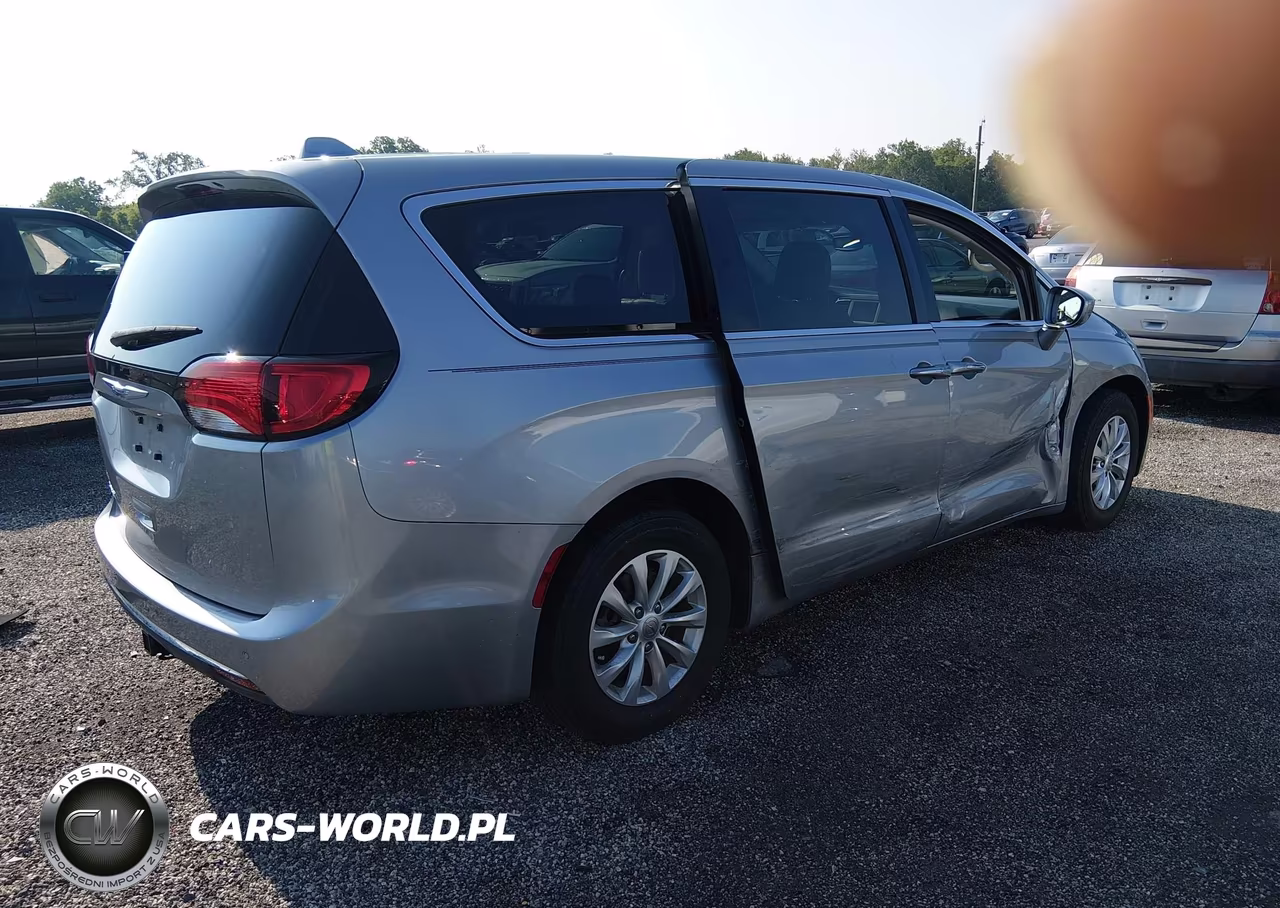2018 Chrysler Pacifica Touring Plus VIN:2C4RC1FG1JR163420 - 4