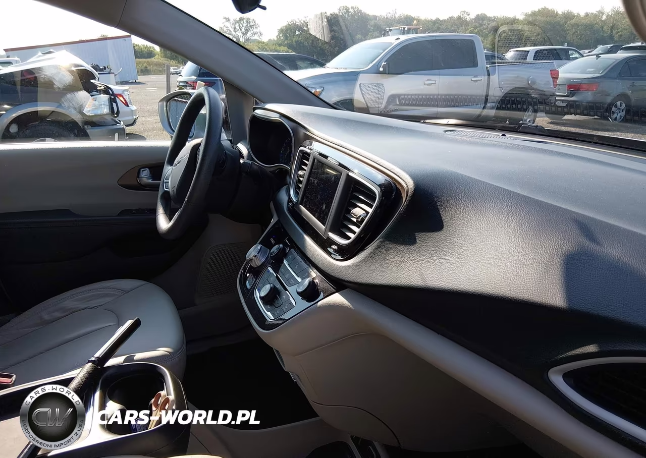 2018 Chrysler Pacifica Touring Plus VIN:2C4RC1FG1JR163420 - 5