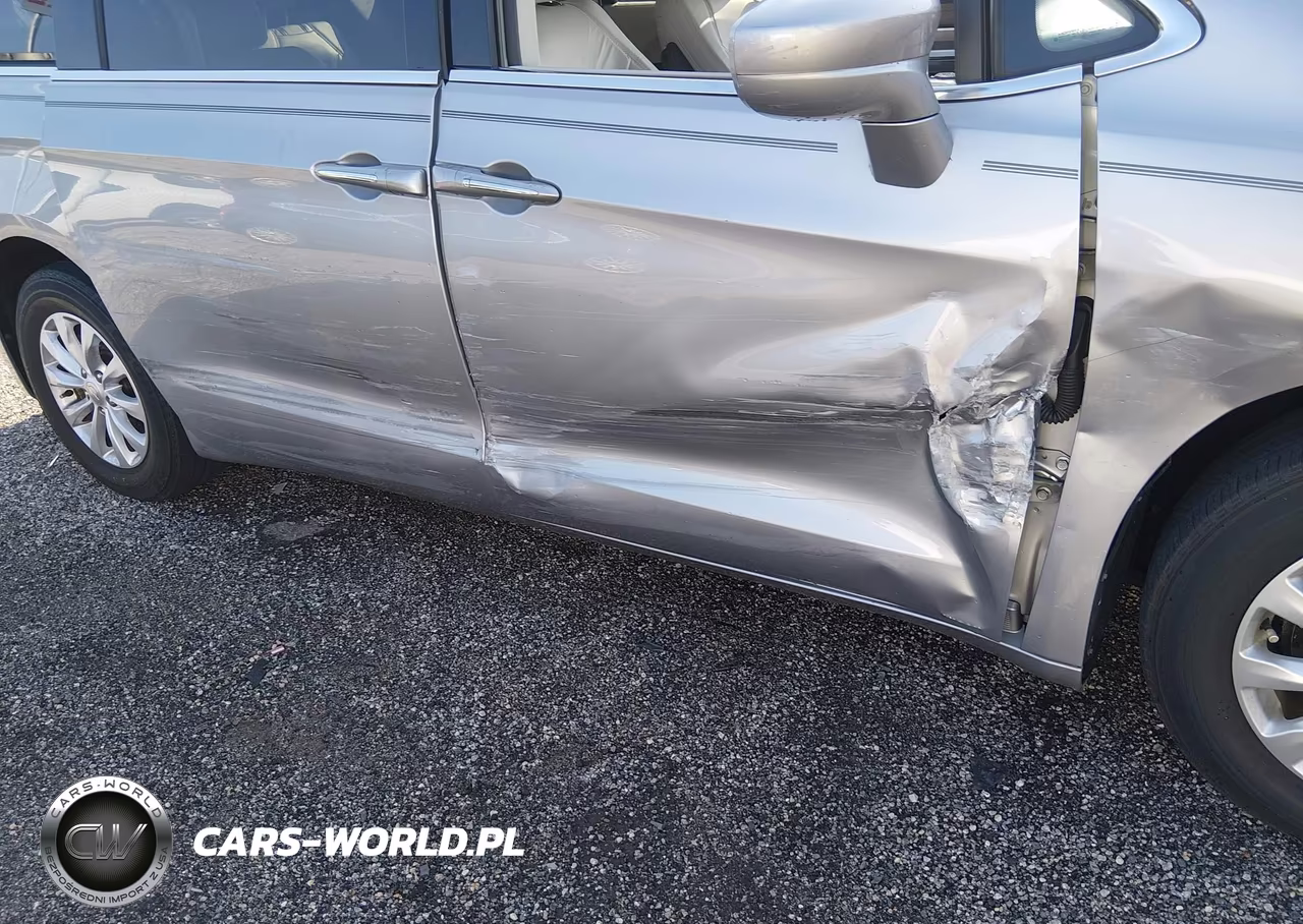 2018 Chrysler Pacifica Touring Plus VIN:2C4RC1FG1JR163420 - 6