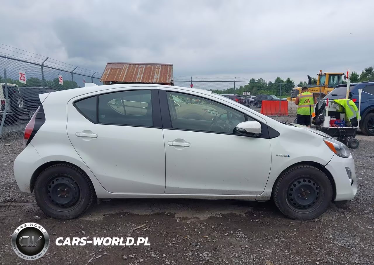 2015 Toyota Prius C Three VIN:JTDKDTB39F1106407 - 13