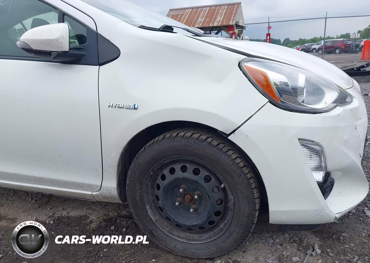 2015 Toyota Prius C Three VIN:JTDKDTB39F1106407 - 17