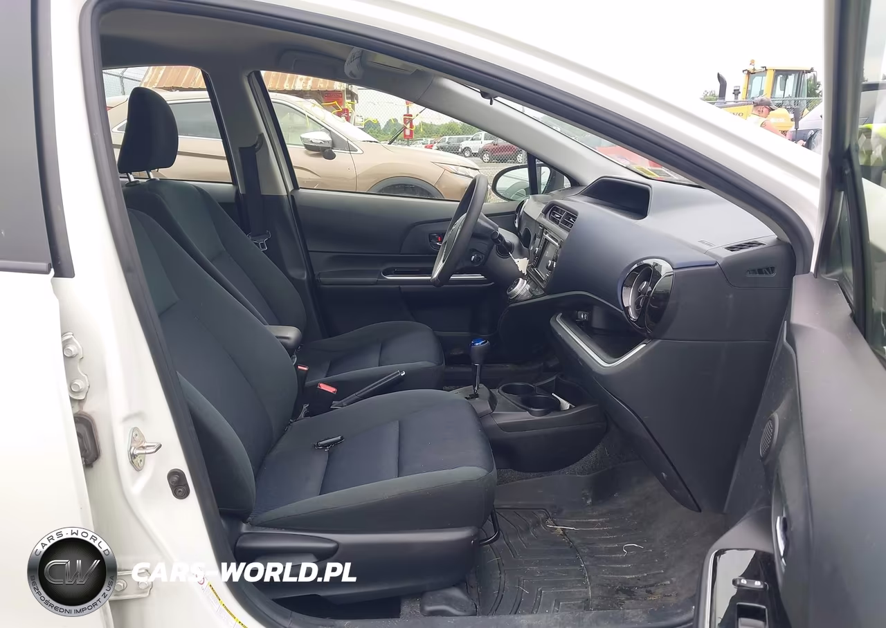 2015 Toyota Prius C Three VIN:JTDKDTB39F1106407 - 5