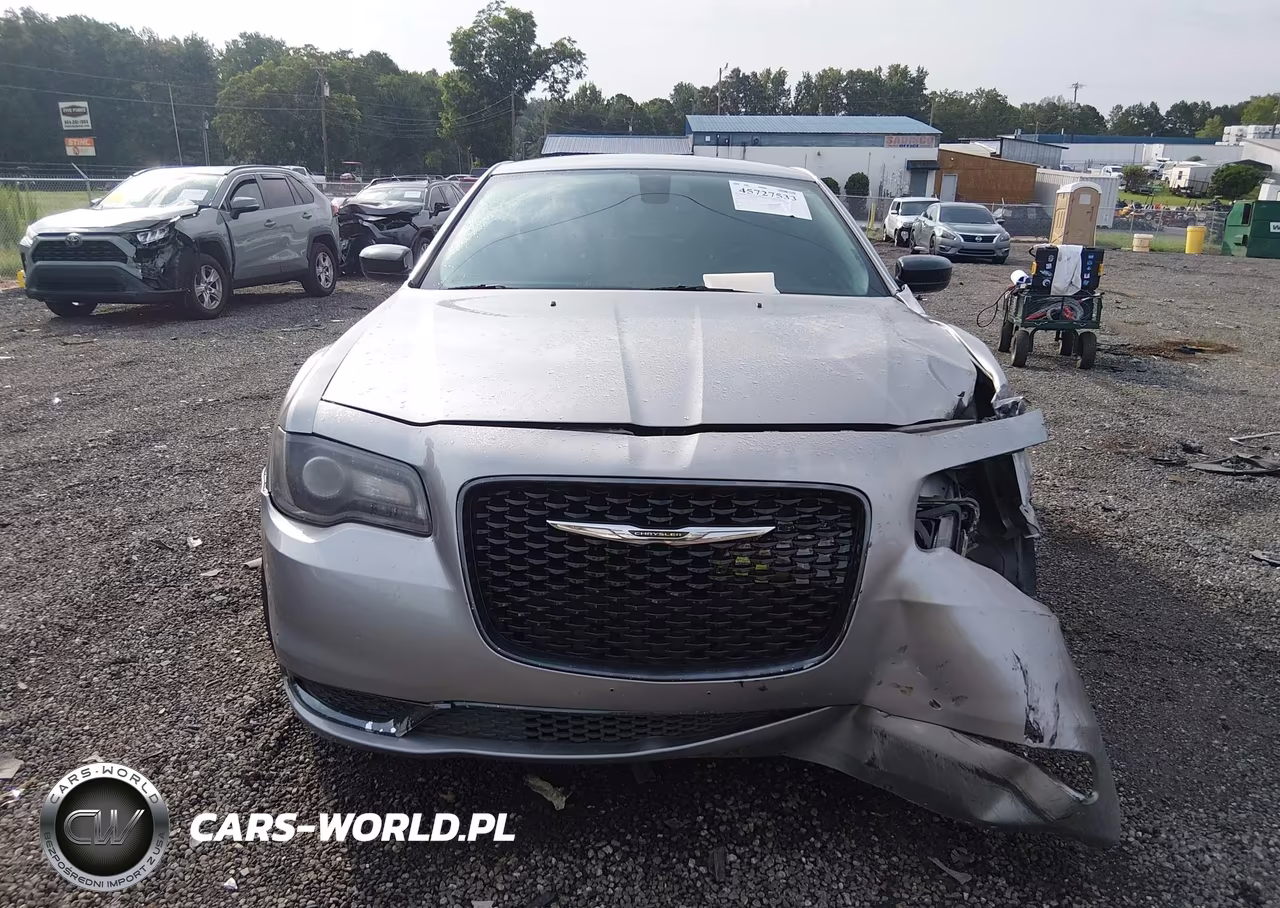 2018 Chrysler 300 Touring VIN:2C3CCAAG9JH264616 - 12