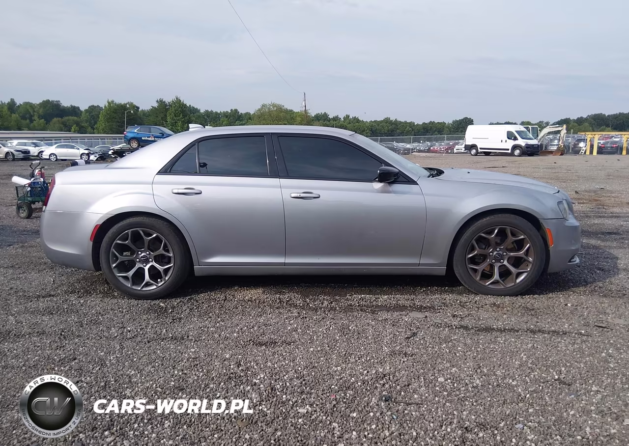 2018 Chrysler 300 Touring VIN:2C3CCAAG9JH264616 - 13