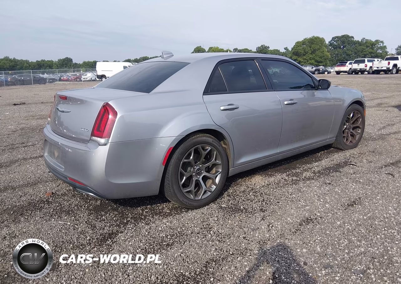 2018 Chrysler 300 Touring VIN:2C3CCAAG9JH264616 - 4