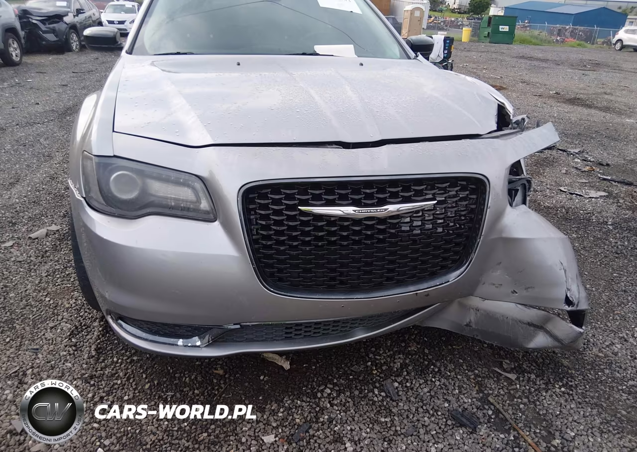 2018 Chrysler 300 Touring VIN:2C3CCAAG9JH264616 - 6