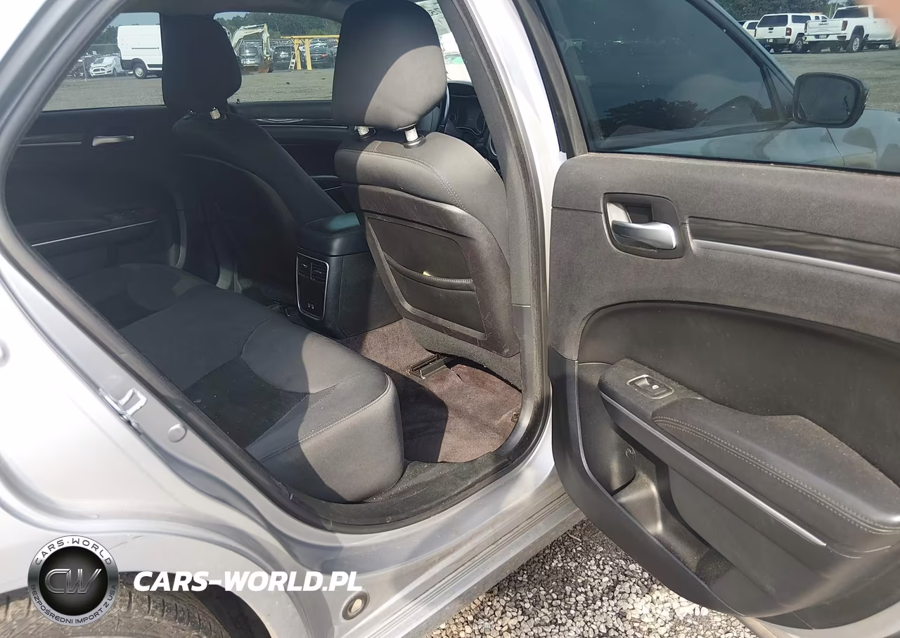 2018 Chrysler 300 Touring VIN:2C3CCAAG9JH264616 - 8