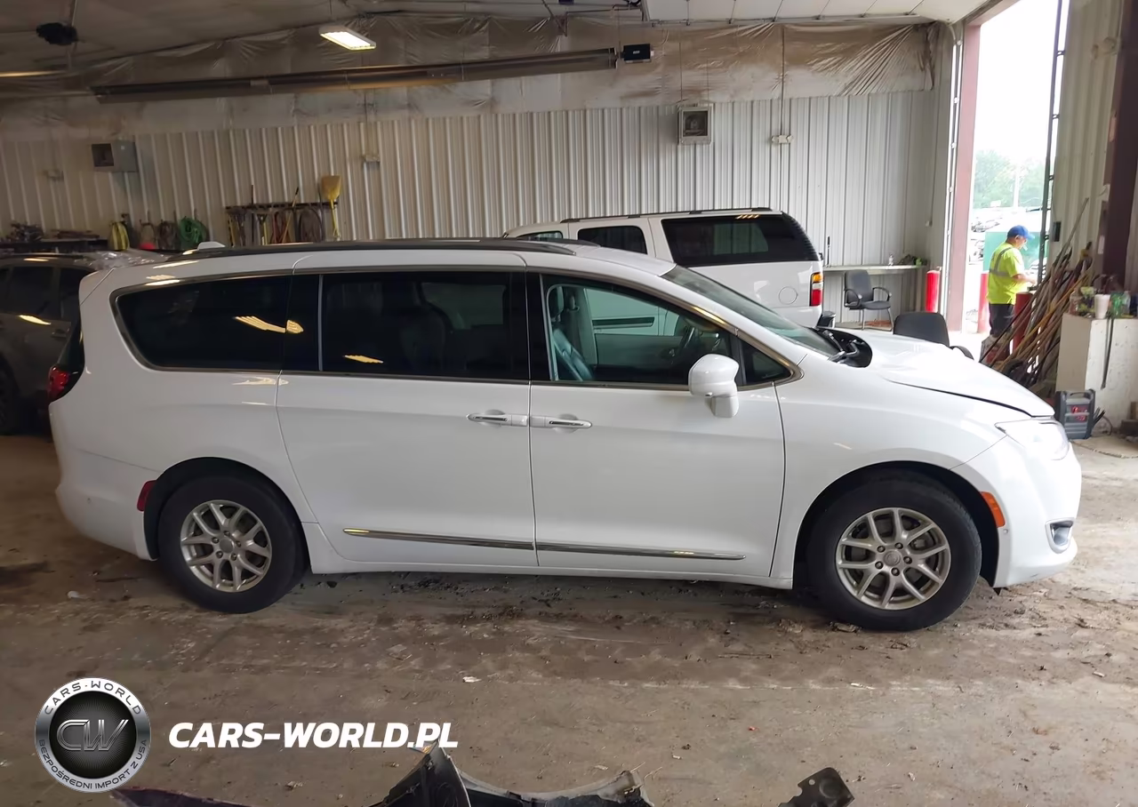 2020 Chrysler Pacifica Touring L VIN:2C4RC1BG9LR141691 - 13