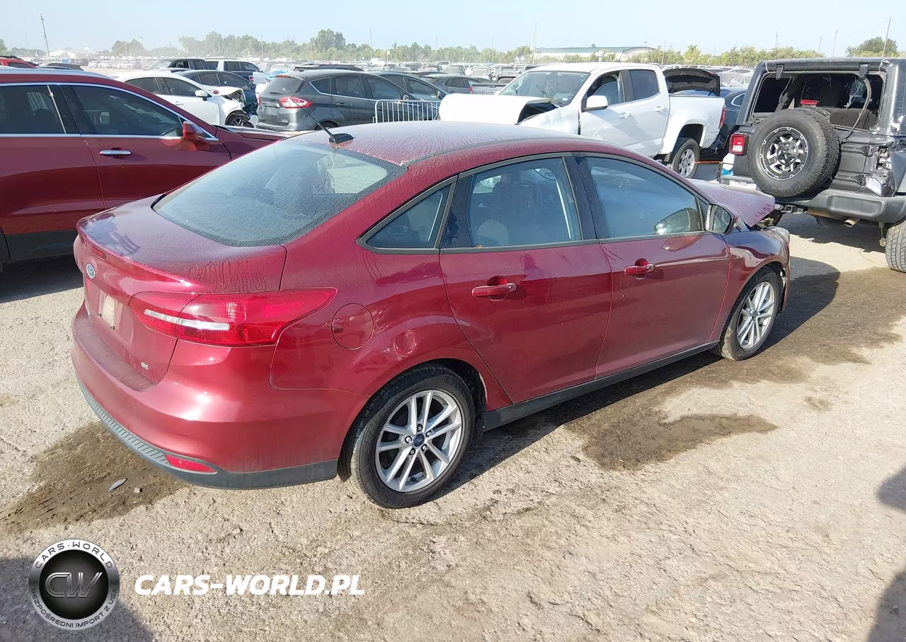 2017 Ford Focus Se VIN:1FADP3F2XHL324371 - 4
