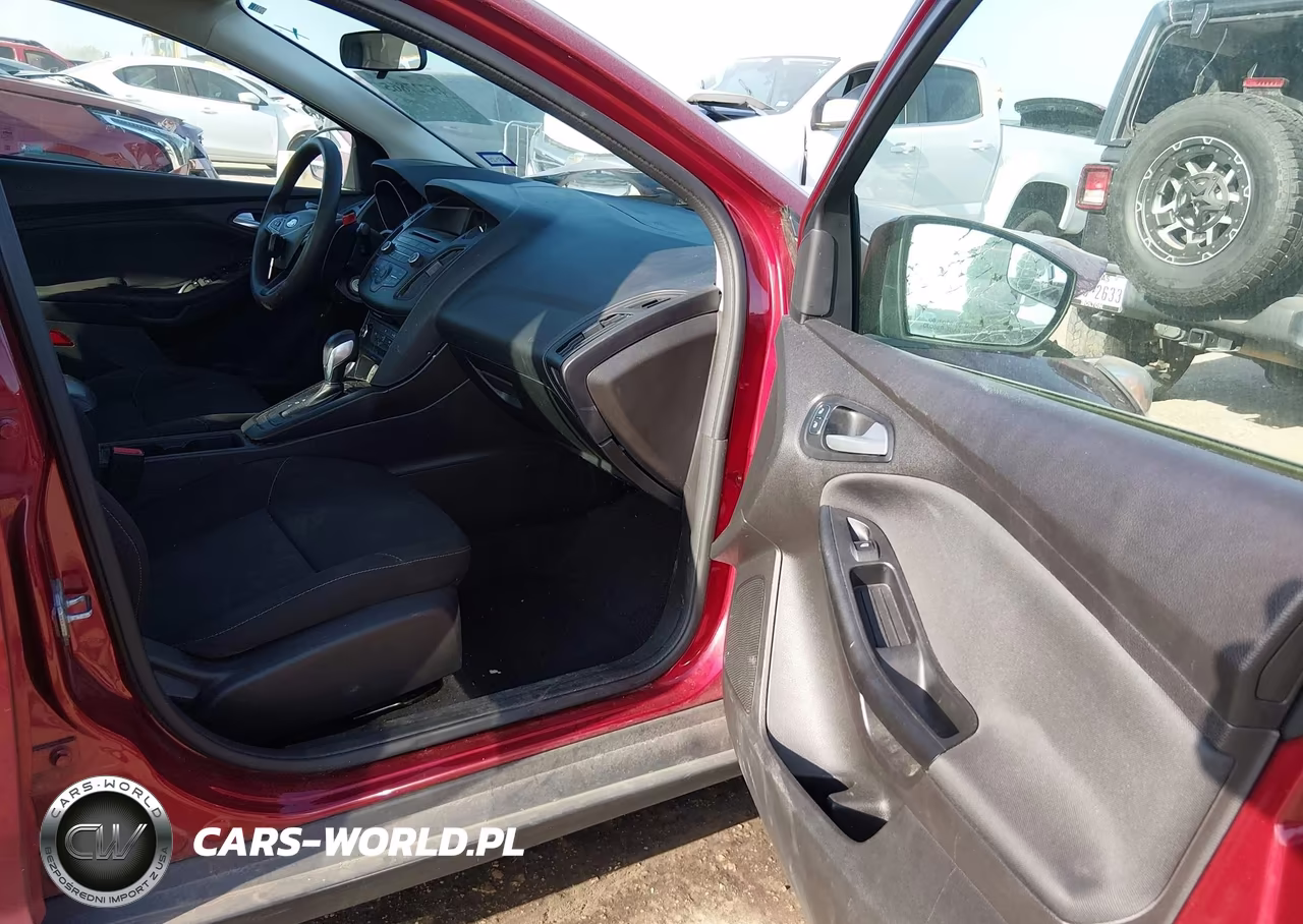 2017 Ford Focus Se VIN:1FADP3F2XHL324371 - 5