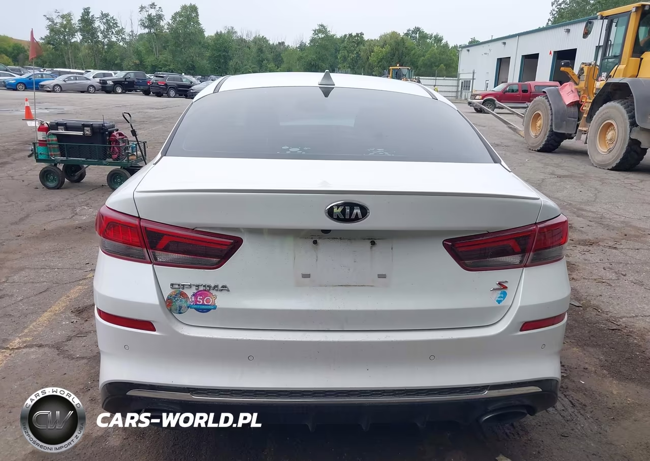 2019 Kia Optima S VIN:5XXGT4L3XKG316767 - 17