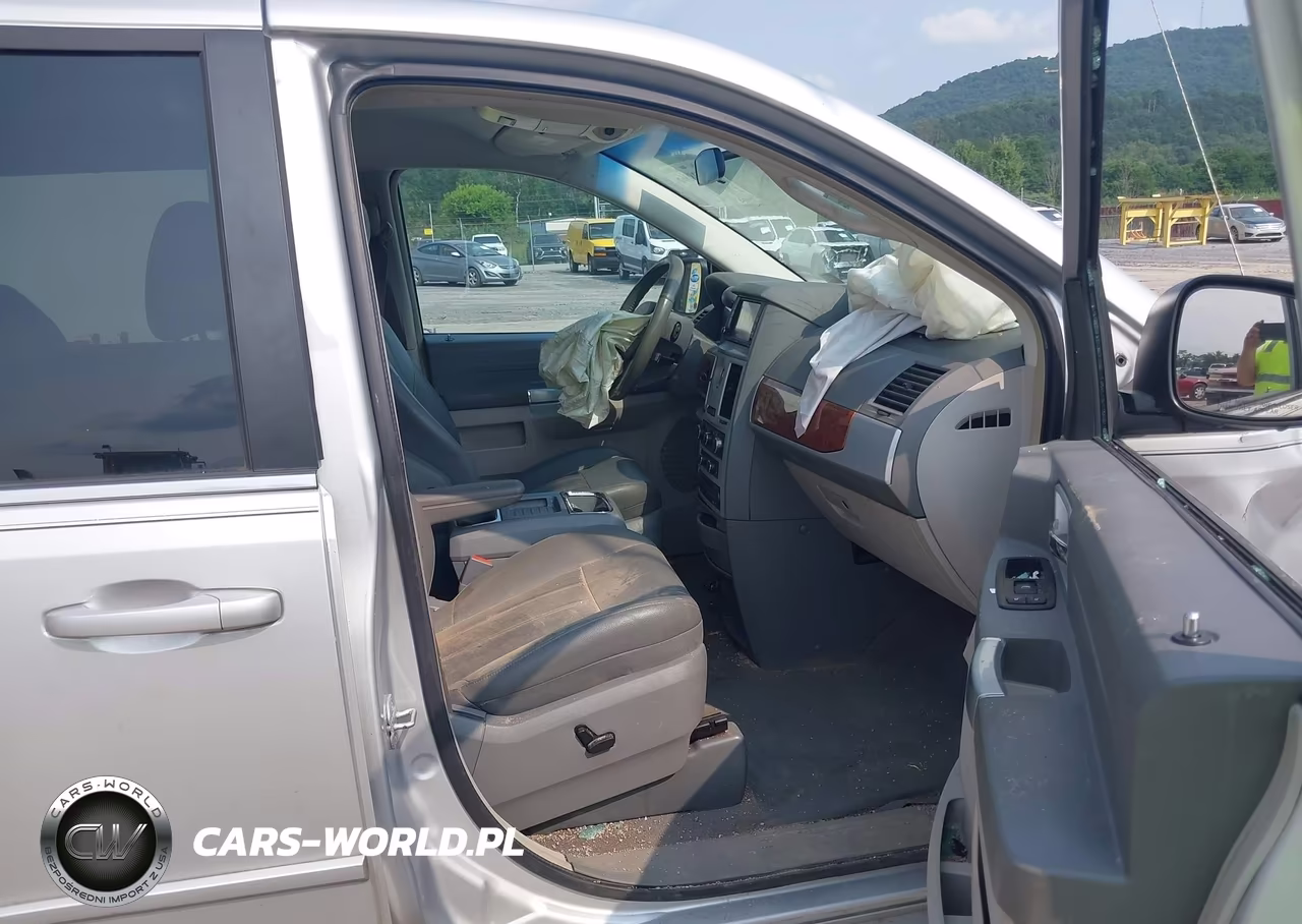 2008 Chrysler Town & Country Touring VIN:2A8HR54P48R701678 - 5