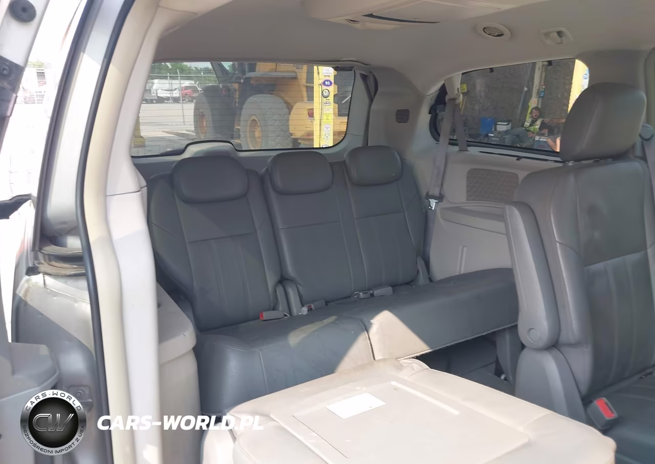 2008 Chrysler Town & Country Touring VIN:2A8HR54P48R701678 - 8