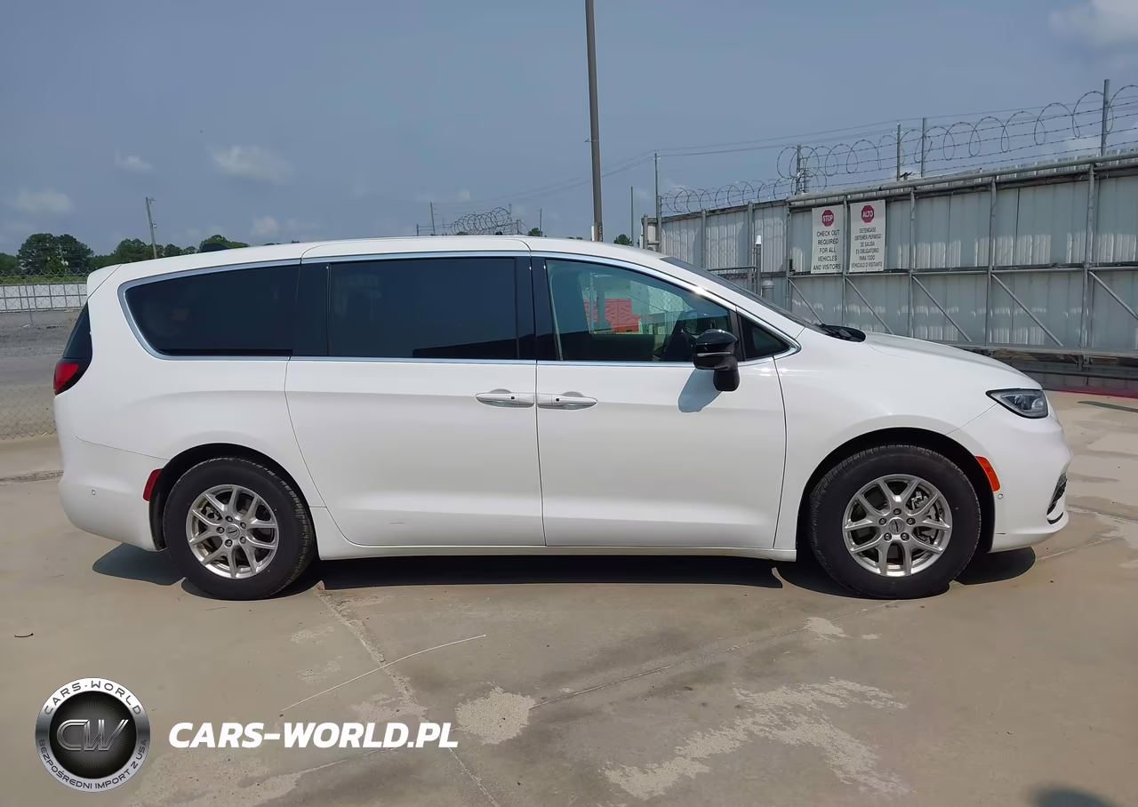 2024 Chrysler Pacifica Touring L VIN:2C4RC1BG7RR135719 - 16