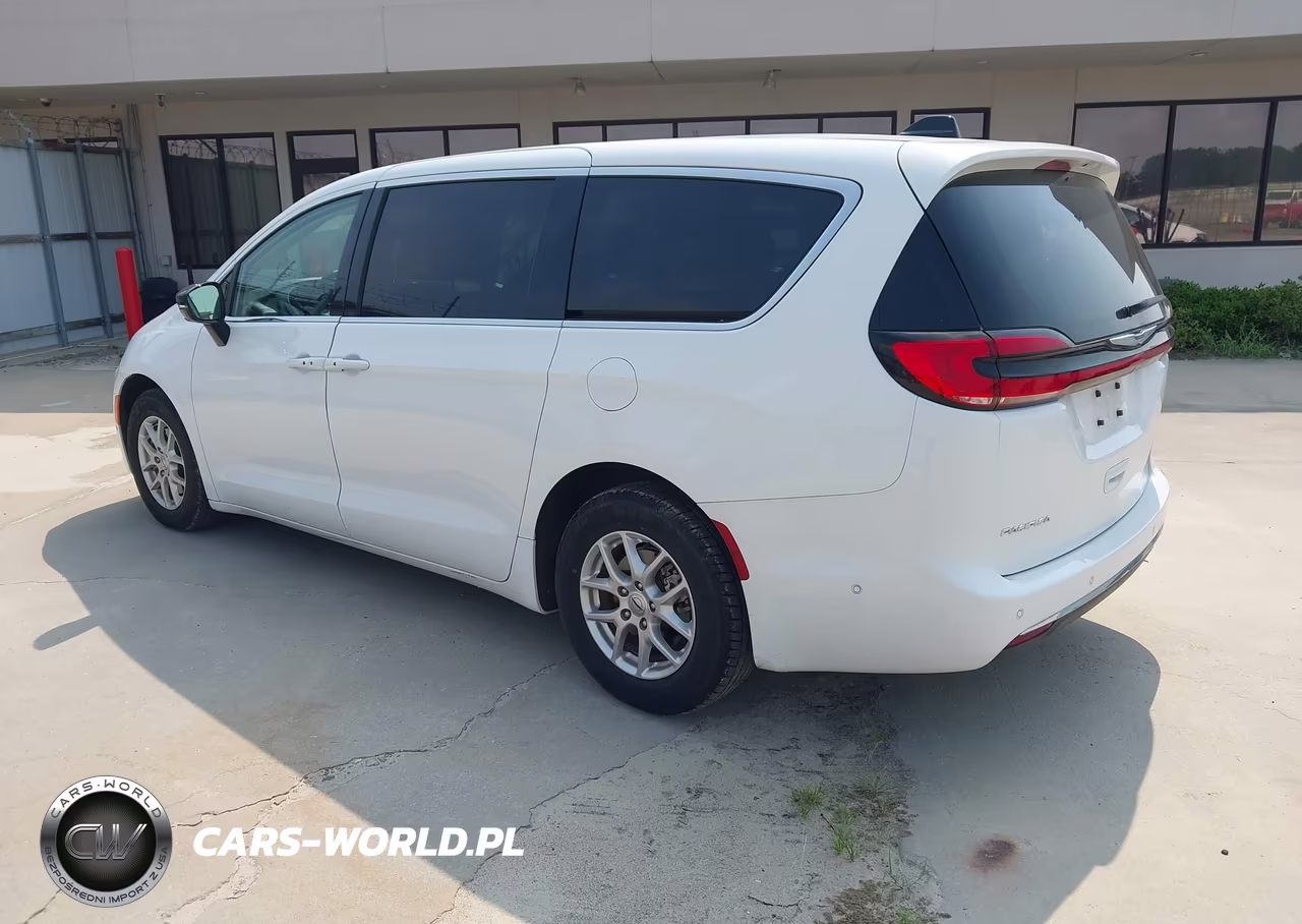 2024 Chrysler Pacifica Touring L VIN:2C4RC1BG7RR135719 - 3