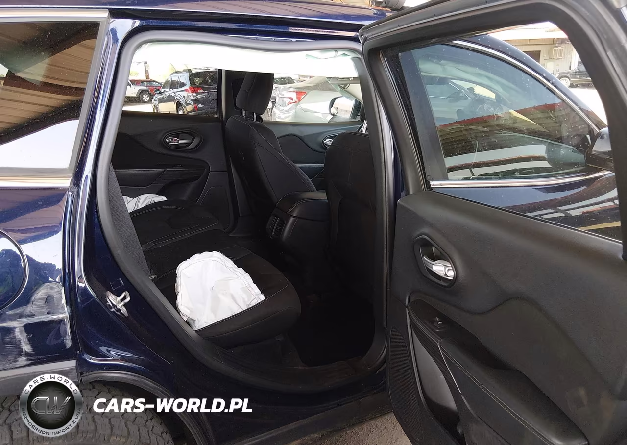 2015 Jeep Cherokee Latitude VIN:1C4PJLCB3FW761878 - 8