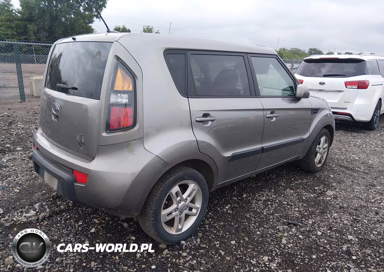 2011 Kia Soul + VIN:KNDJT2A20B7260383 - 4