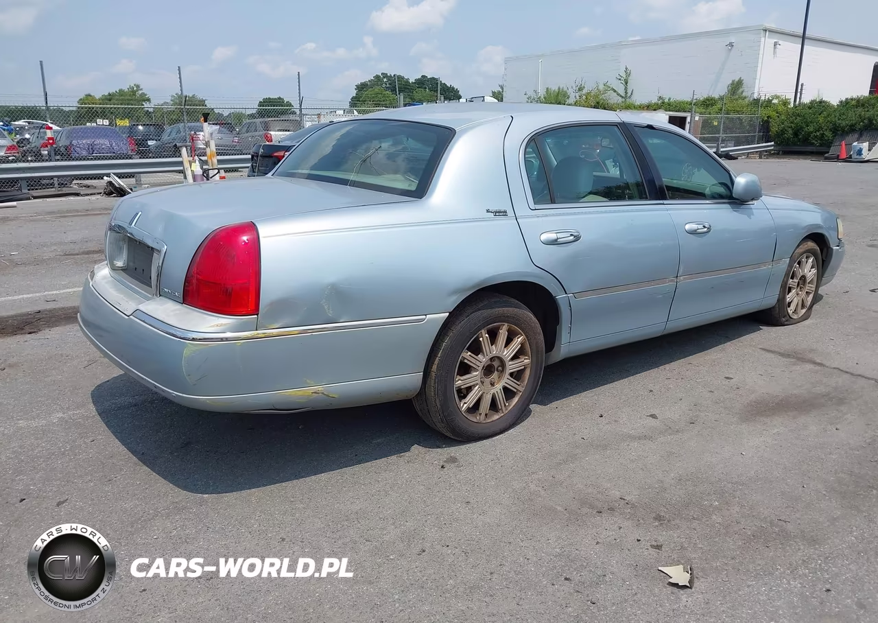 2006 Lincoln Town Car Signature Limited VIN:1LNHM82V86Y636041 - 4