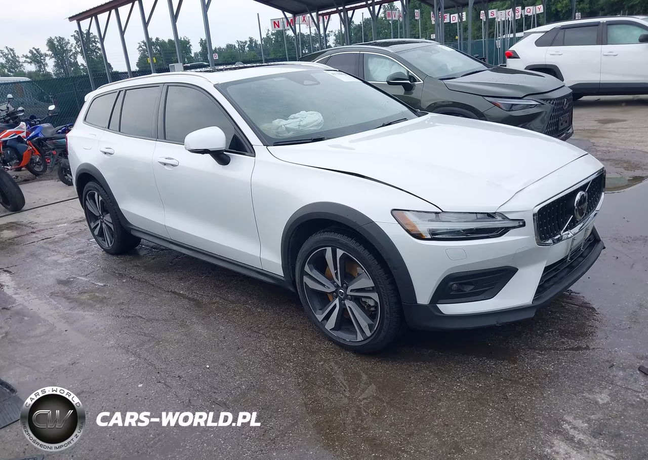 2023 Volvo V60 Cross Country B5 Plus