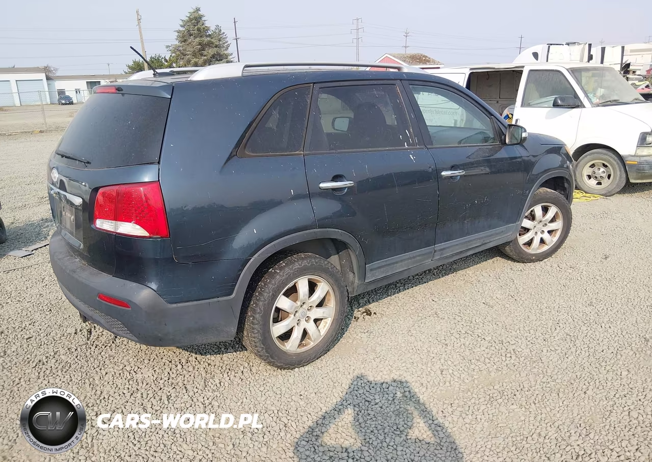 2011 Kia Sorento Lx V6 VIN:5XYKT4A21BG147559 - 4