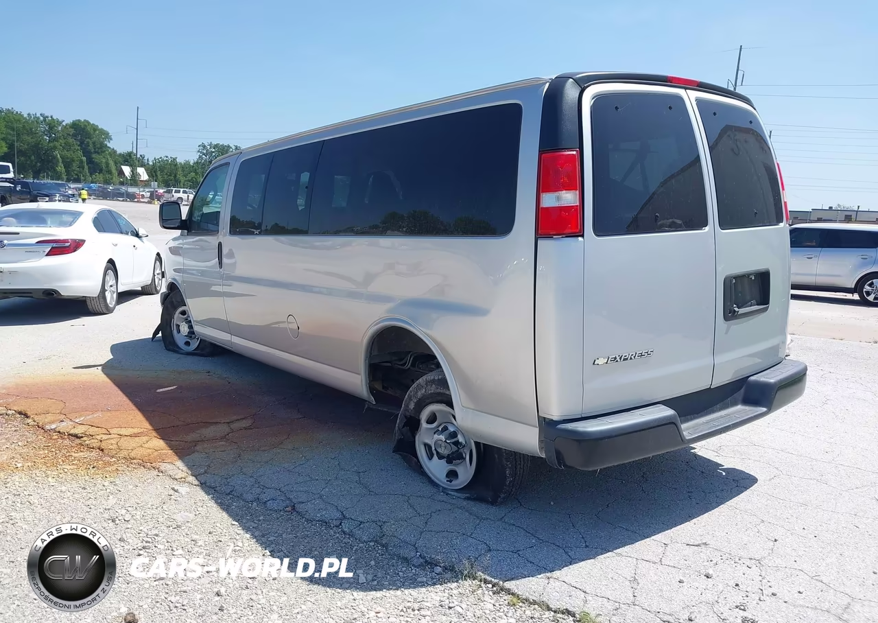 2020 Chevrolet Express Passenger Rwd 3500 Extended Wheelbase Ls VIN:1GAZGNFPXL1256755 - 3