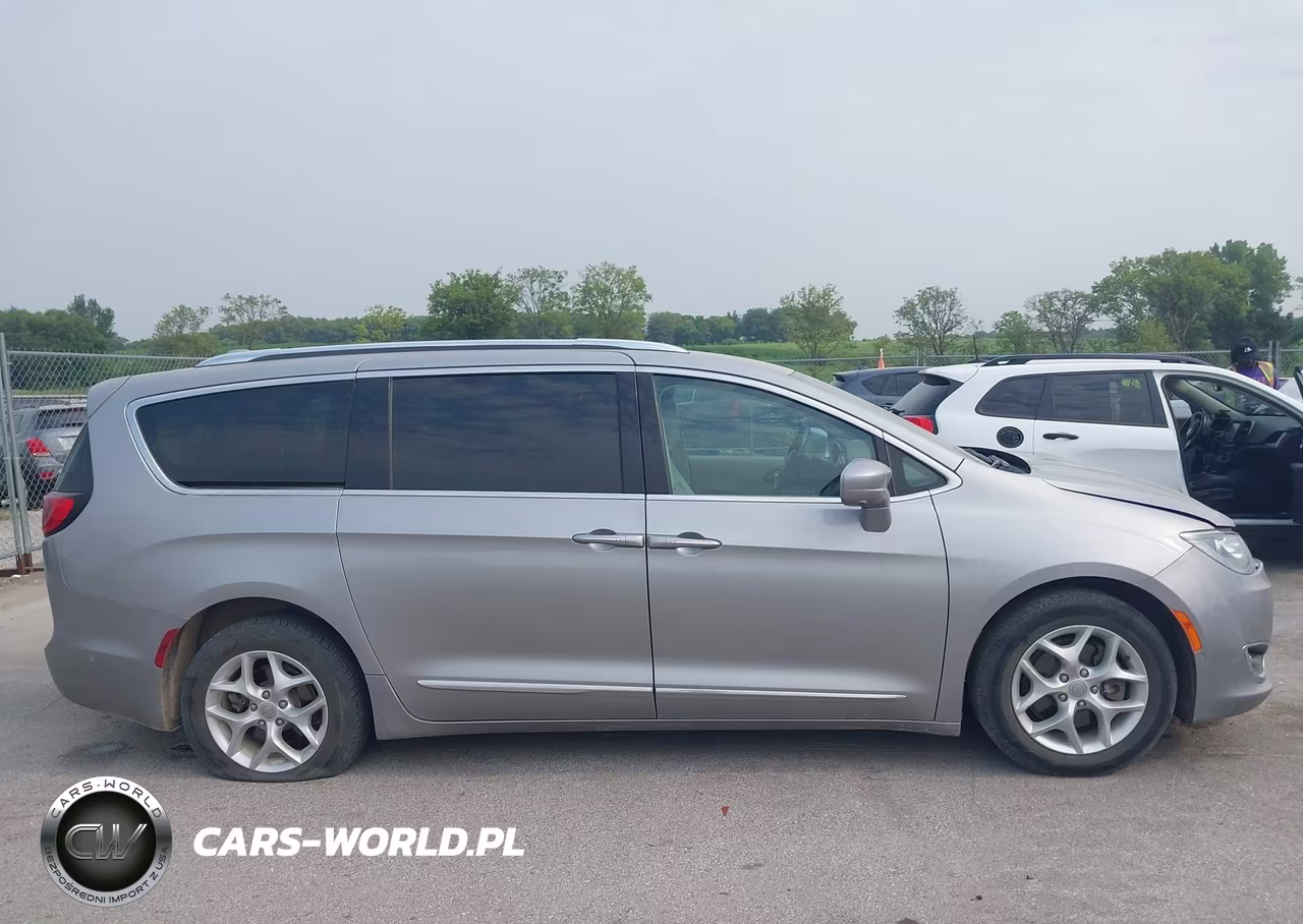 2017 Chrysler Pacifica Touring-L Plus VIN:2C4RC1EG7HR804887 - 13