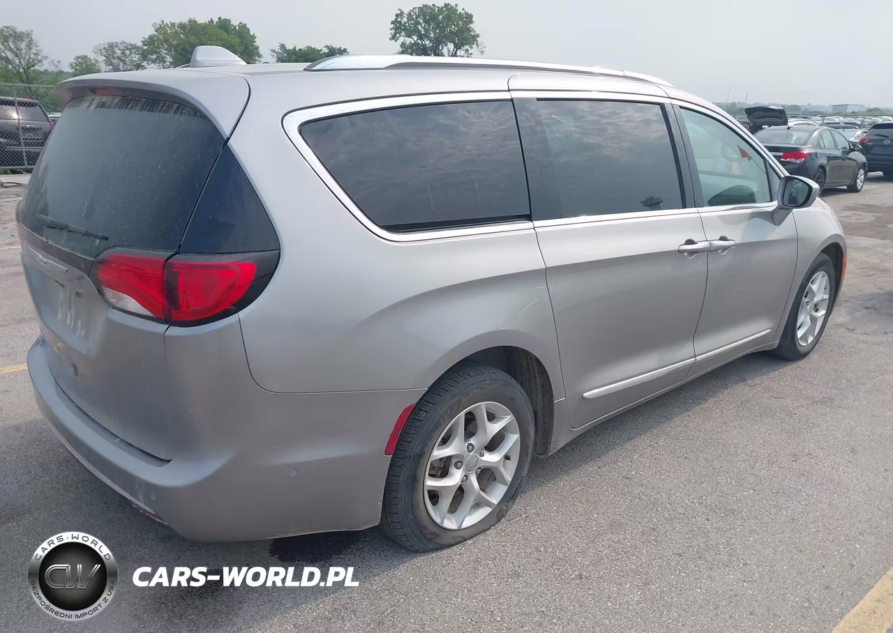 2017 Chrysler Pacifica Touring-L Plus VIN:2C4RC1EG7HR804887 - 4