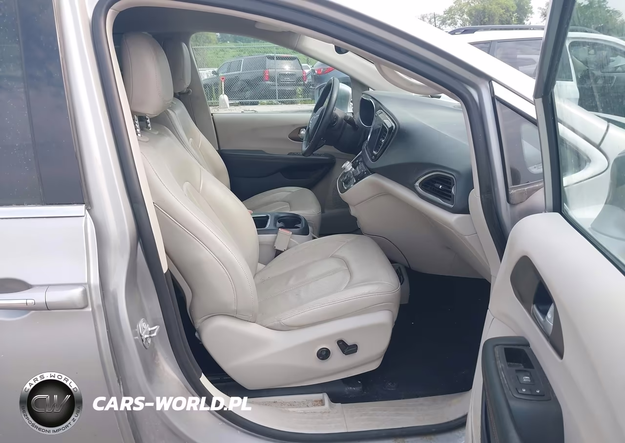 2017 Chrysler Pacifica Touring-L Plus VIN:2C4RC1EG7HR804887 - 5