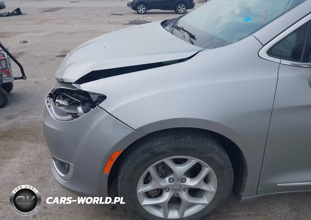 2017 Chrysler Pacifica Touring-L Plus VIN:2C4RC1EG7HR804887 - 6