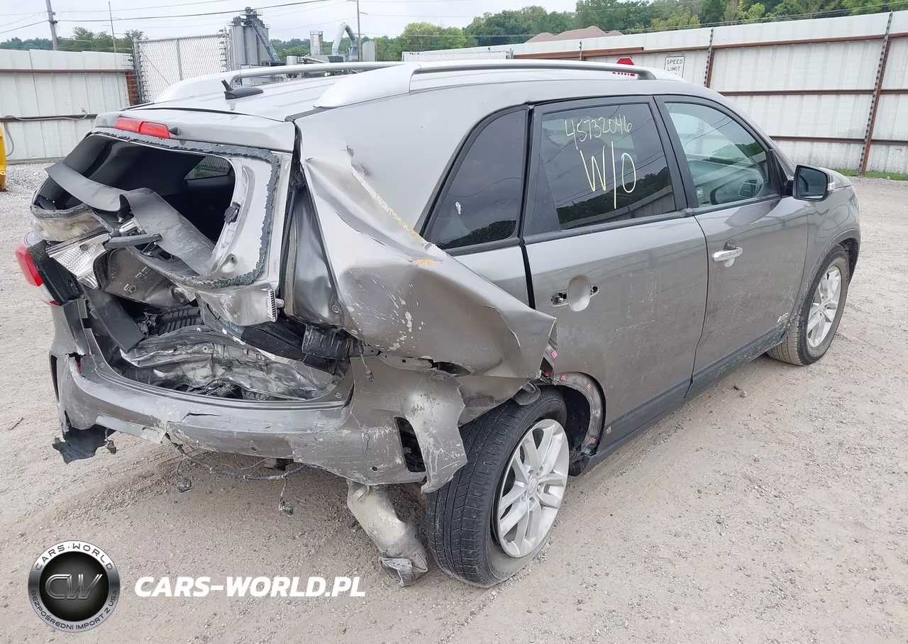 2015 Kia Sorento Lx VIN:5XYKTCA64FG585950 - 4