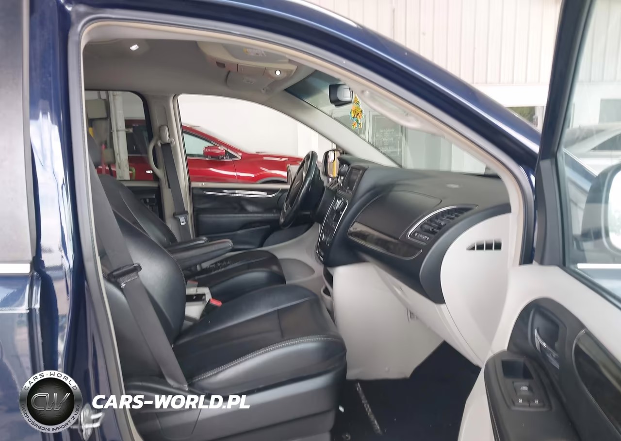 2014 Chrysler Town & Country Touring VIN:2C4RC1BG1ER255770 - 5