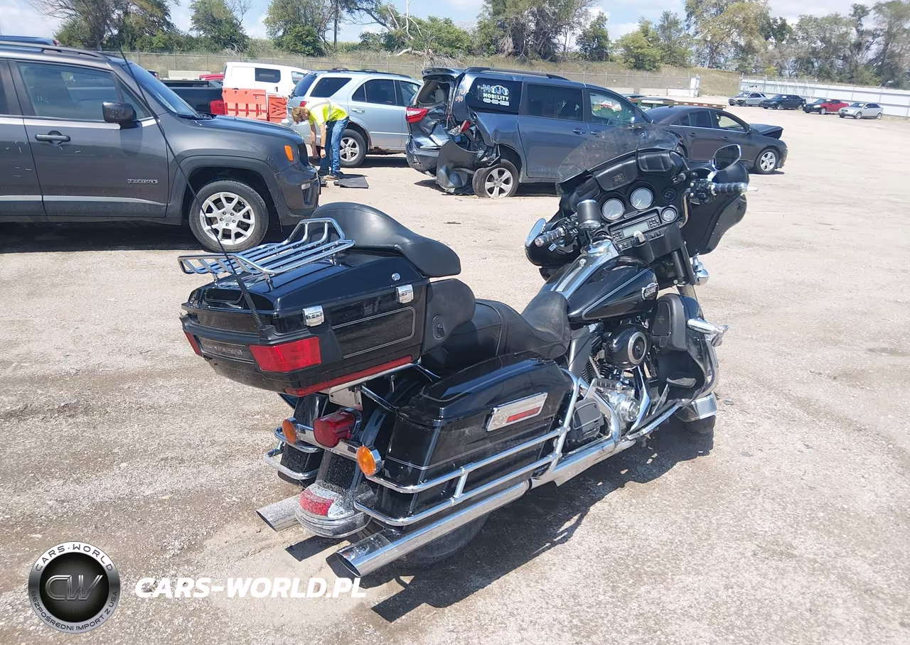 2010 Harley-Davidson Flhtcu VIN:1HD1FC415AB652575 - 4