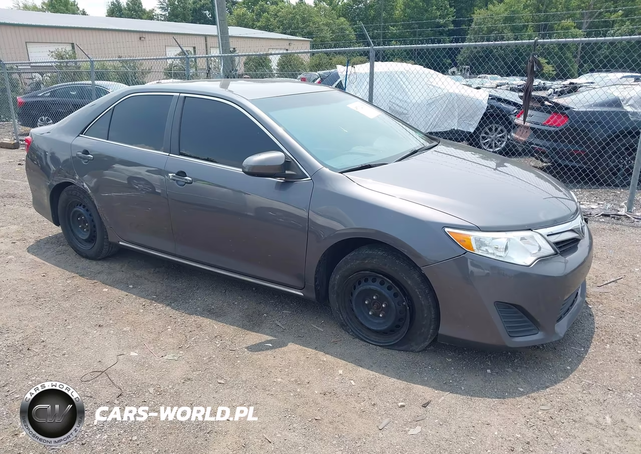 2013 Toyota Camry Le – zdjęcie 1 z 16