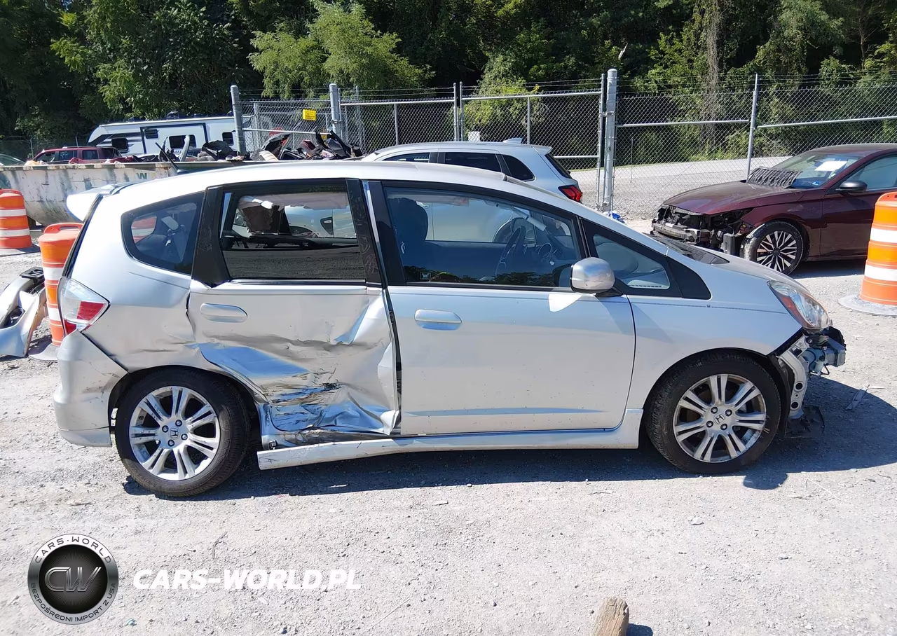 2011 Honda Fit Sport VIN:JHMGE8H55BC027659 - 13