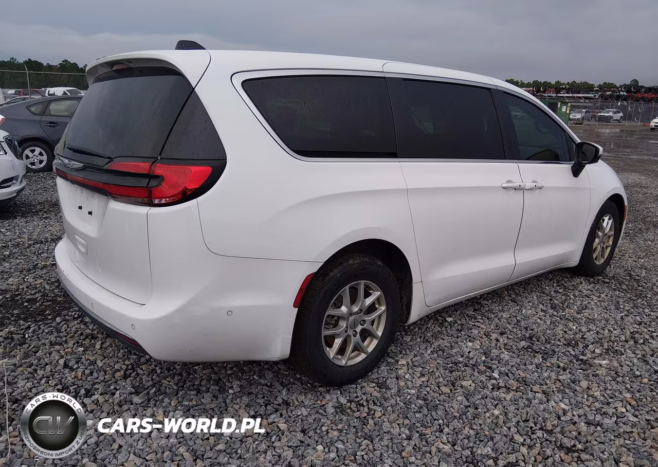 2023 Chrysler Pacifica Touring L VIN:2C4RC1BG3PR507926 - 4