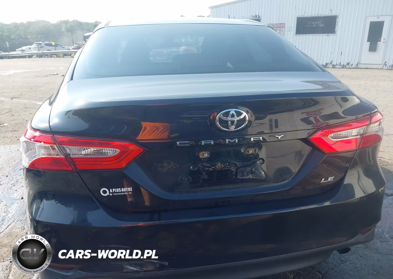 2018 Toyota Camry Le VIN:4T1B11HK0JU617132 - 17