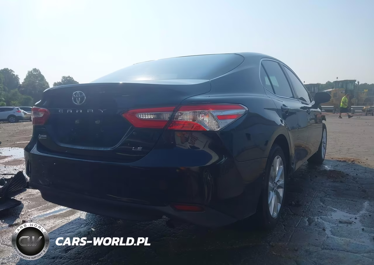 2018 Toyota Camry Le VIN:4T1B11HK0JU617132 - 4
