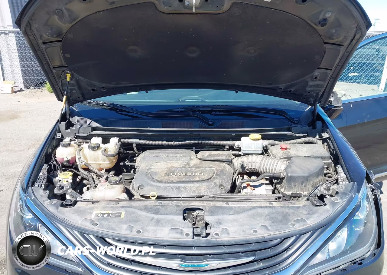 2018 Chrysler Pacifica Hybrid Touring L VIN:2C4RC1L74JR253018 - 10