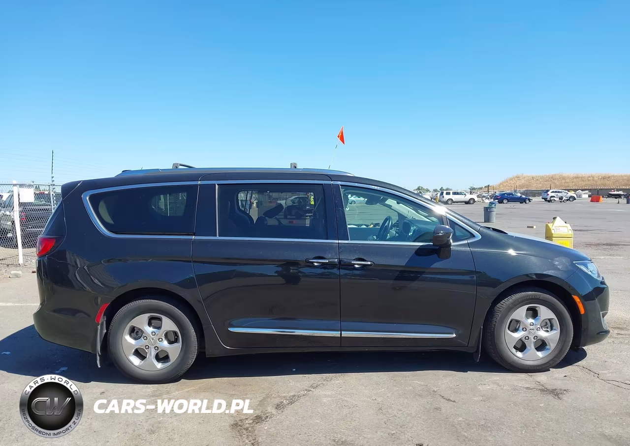 2018 Chrysler Pacifica Hybrid Touring L VIN:2C4RC1L74JR253018 - 14
