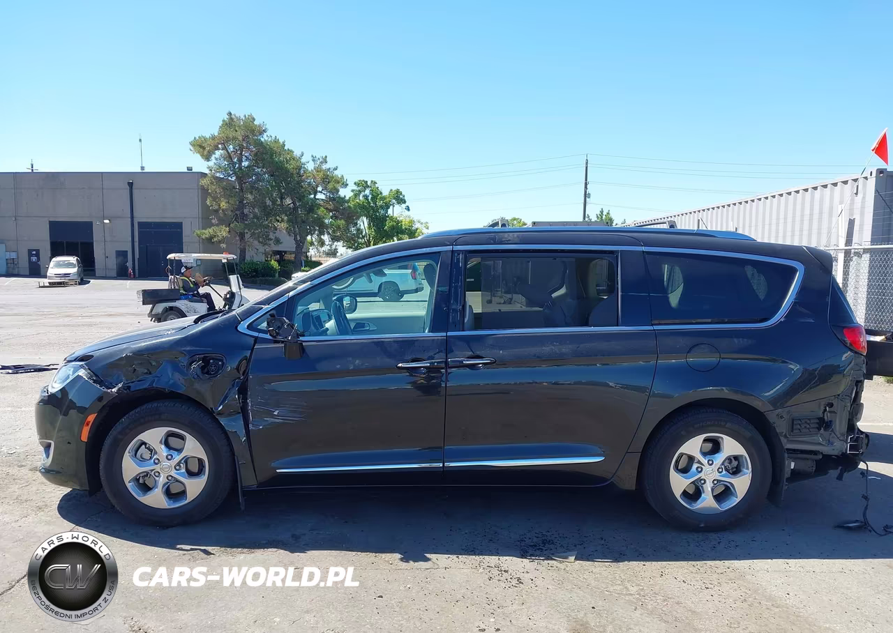 2018 Chrysler Pacifica Hybrid Touring L VIN:2C4RC1L74JR253018 - 15