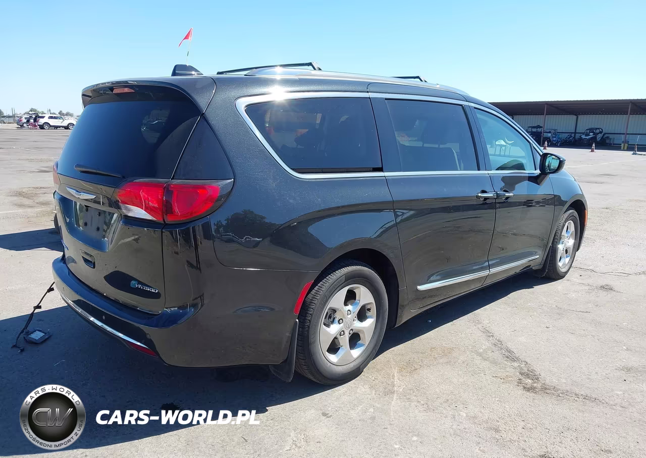 2018 Chrysler Pacifica Hybrid Touring L VIN:2C4RC1L74JR253018 - 4
