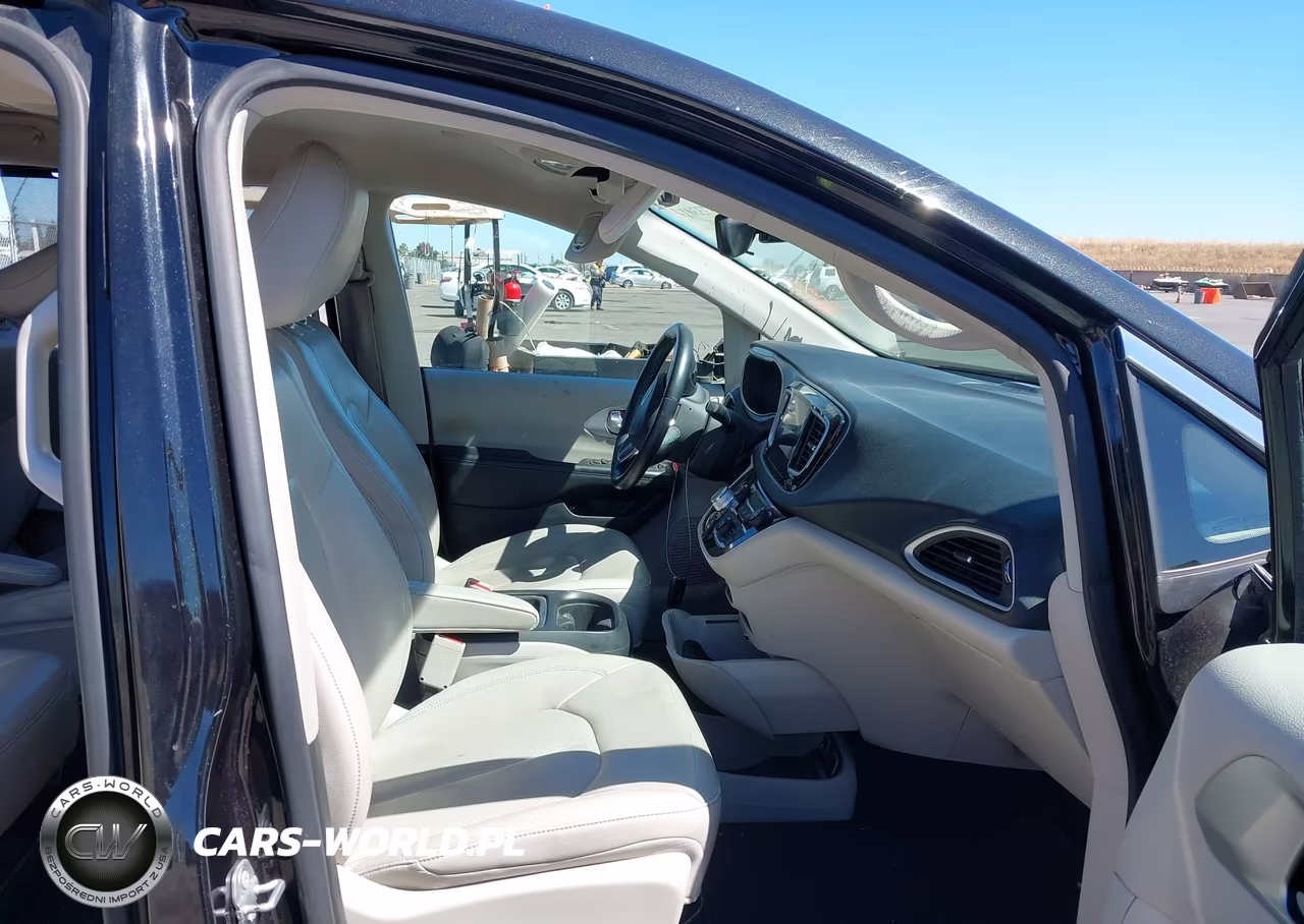 2018 Chrysler Pacifica Hybrid Touring L VIN:2C4RC1L74JR253018 - 5