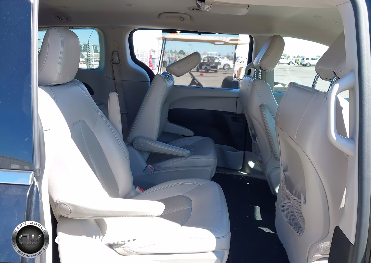 2018 Chrysler Pacifica Hybrid Touring L VIN:2C4RC1L74JR253018 - 8