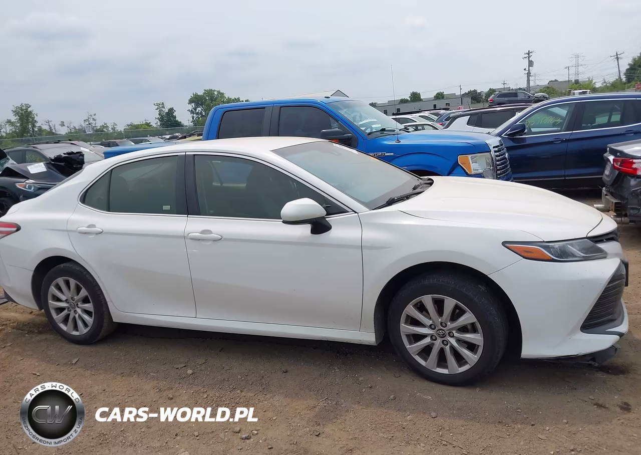 2018 Toyota Camry Le VIN:JTNB11HKXJ3010659 - 13