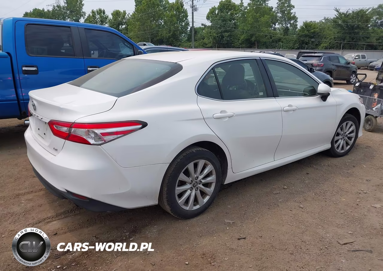 2018 Toyota Camry Le VIN:JTNB11HKXJ3010659 - 4