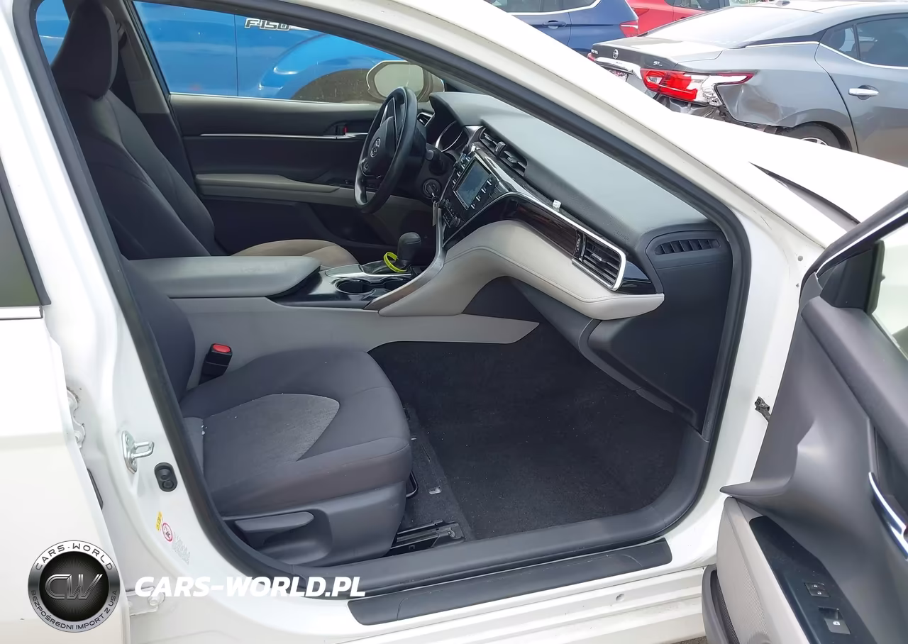 2018 Toyota Camry Le VIN:JTNB11HKXJ3010659 - 5