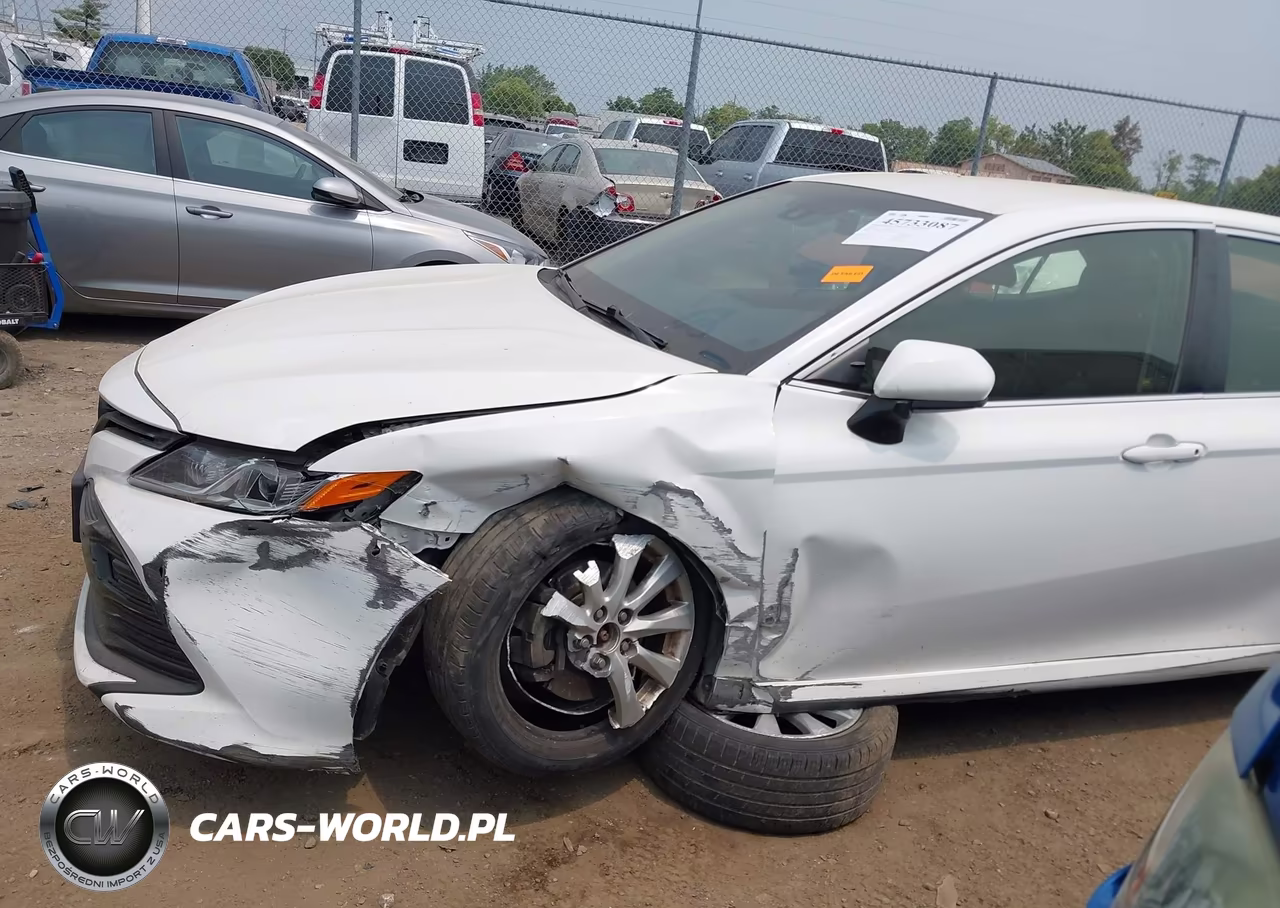 2018 Toyota Camry Le VIN:JTNB11HKXJ3010659 - 6